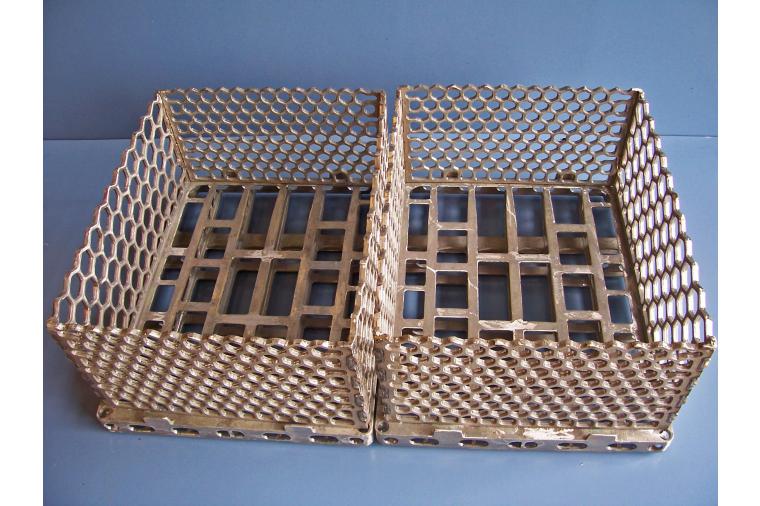 1) Base grids and pan castings enable aerospace and engineering components to be loaded and unloaded from heat treatment furnaces